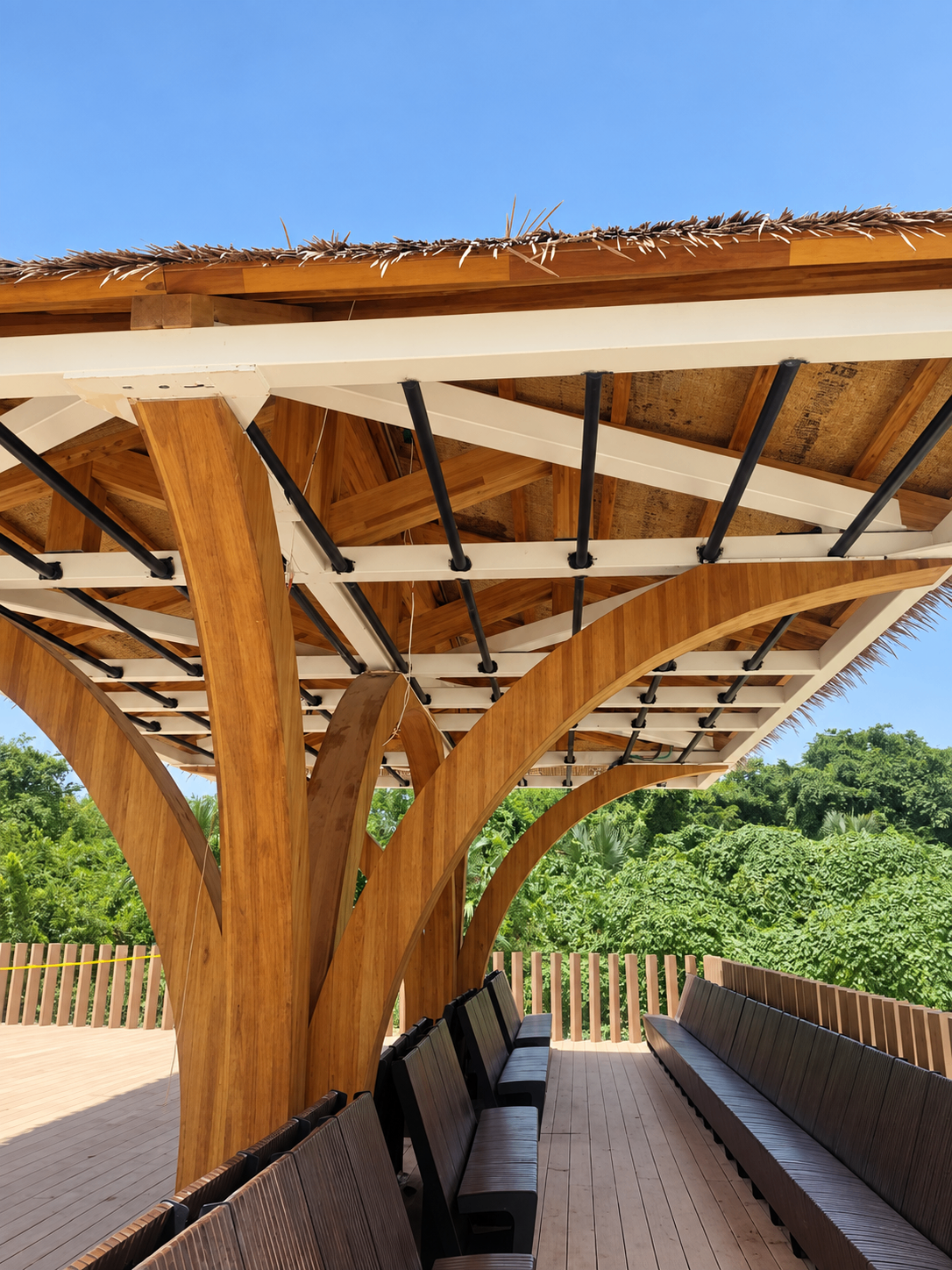 Estructura de madera e instalaciones en una zona exterior de hotel