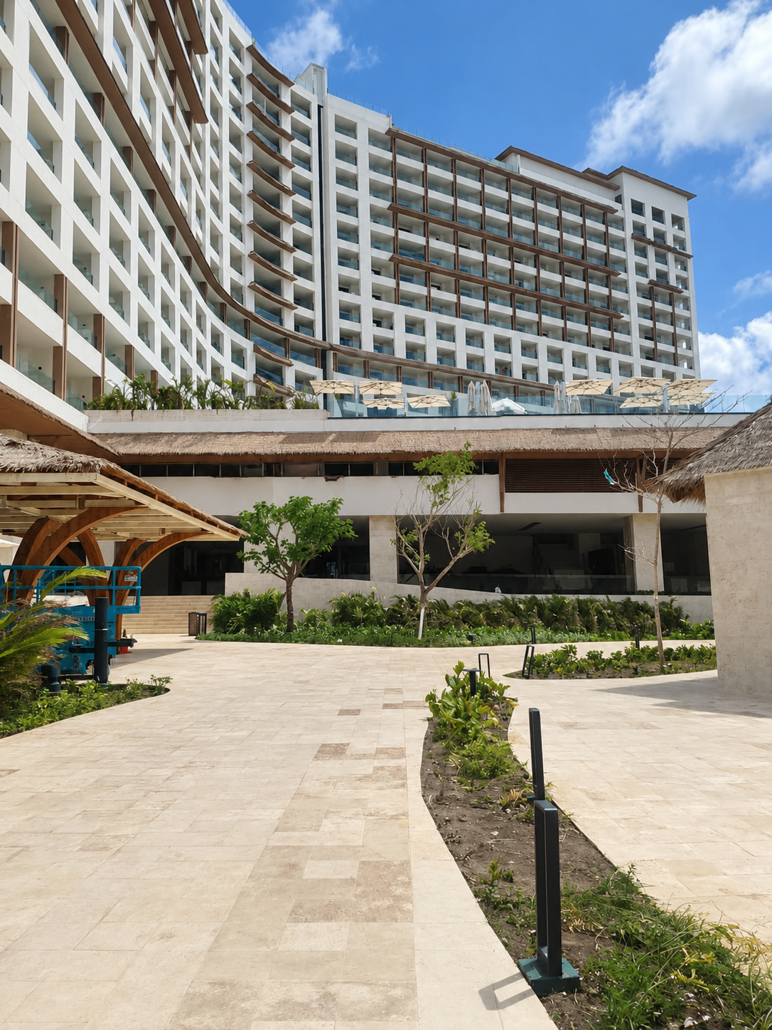 Complejo hotelero terminado con áreas exteriores