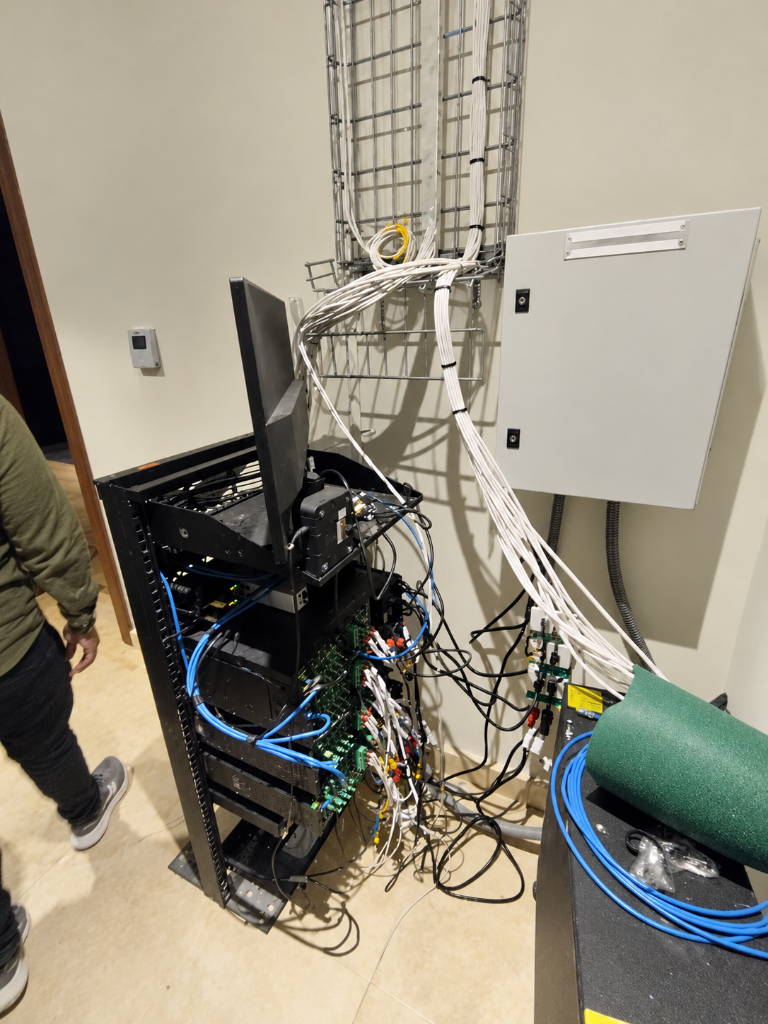 Tableros, cableado y sistemas de control para instalaciones hoteleras