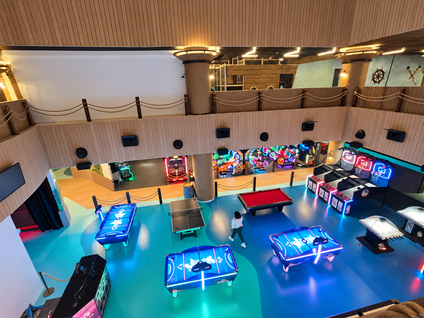 Área recreativa interior con equipamiento y juegos